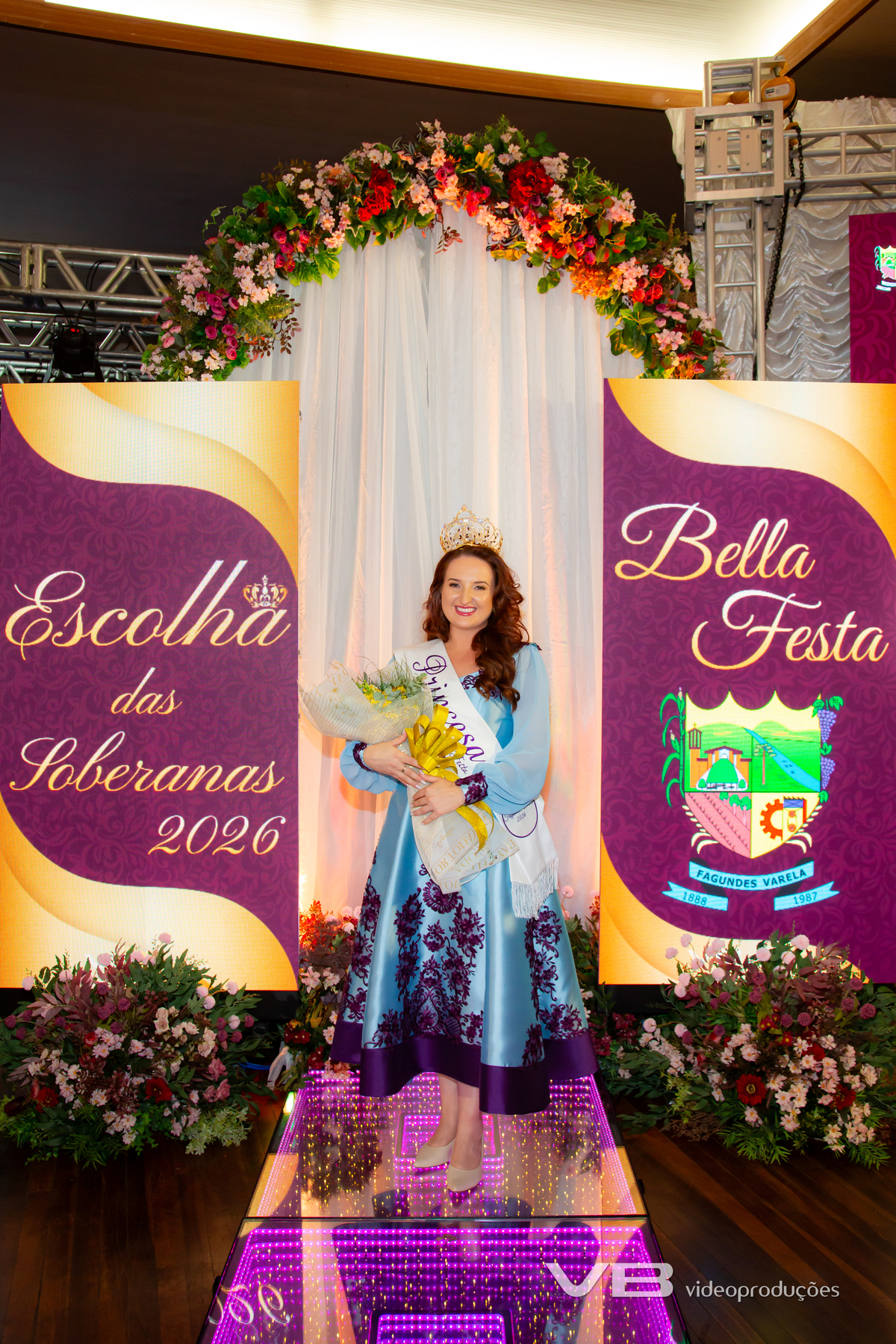 VB Vídeo Produções na Escolha das Soberanas da Bella Festa 2026 em Fagundes Varela. VB Vídeo com estrutura de Foto e Vídeo, Transmissão ao vivo, Painéis de LED Personalizados, Iluminação cênica, Fundo fotográfico.
