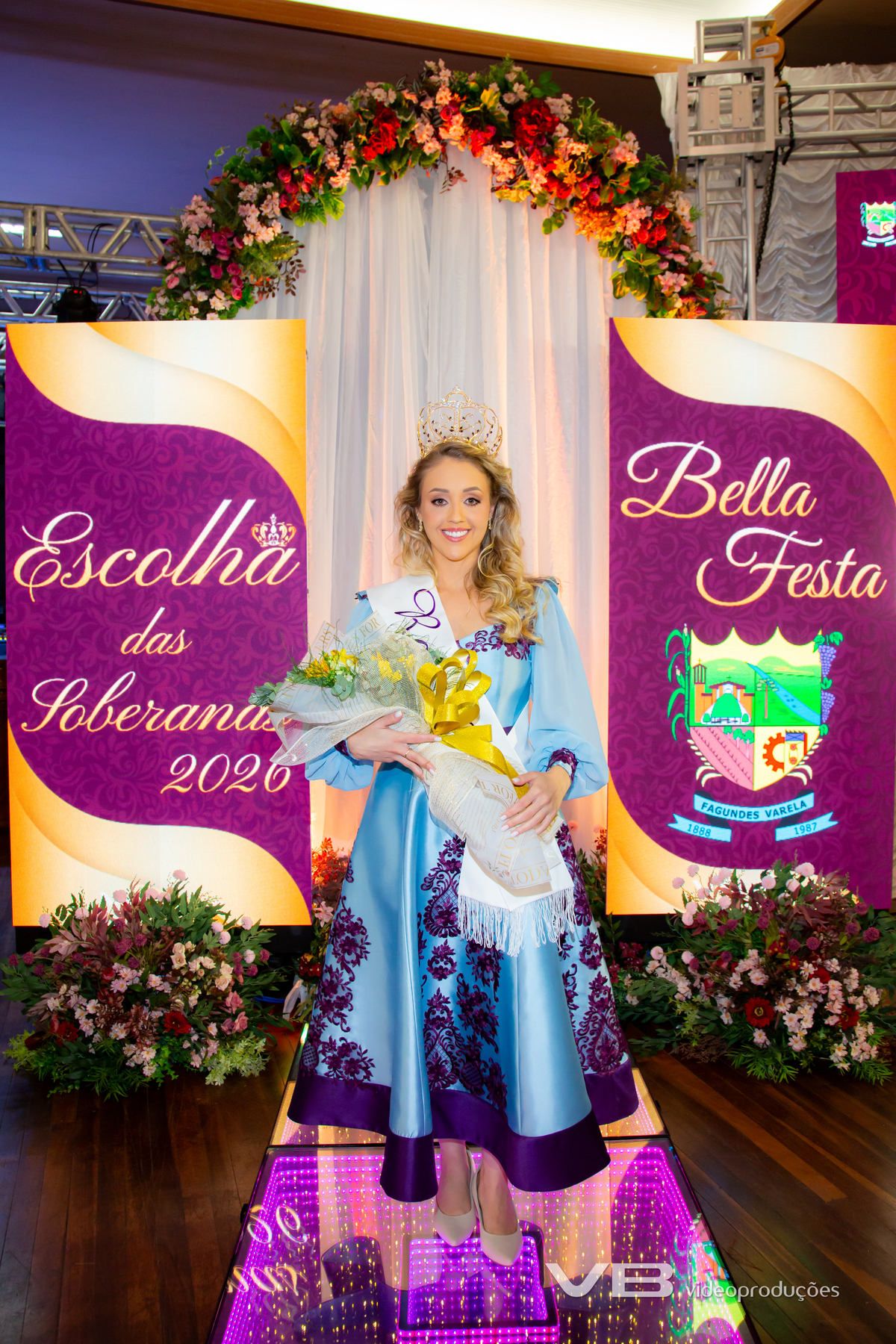 VB Vídeo Produções na Escolha das Soberanas da Bella Festa 2026 em Fagundes Varela. VB Vídeo com estrutura de Foto e Vídeo, Transmissão ao vivo, Painéis de LED Personalizados, Iluminação cênica, Fundo fotográfico.