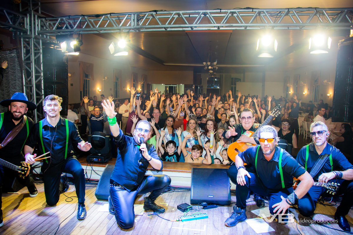 VB Vídeo Produções na Escolha das Soberanas da Bella Festa 2026 em Fagundes Varela. VB Vídeo com estrutura de Foto e Vídeo, Transmissão ao vivo, Painéis de LED Personalizados, Iluminação cênica, Fundo fotográfico.