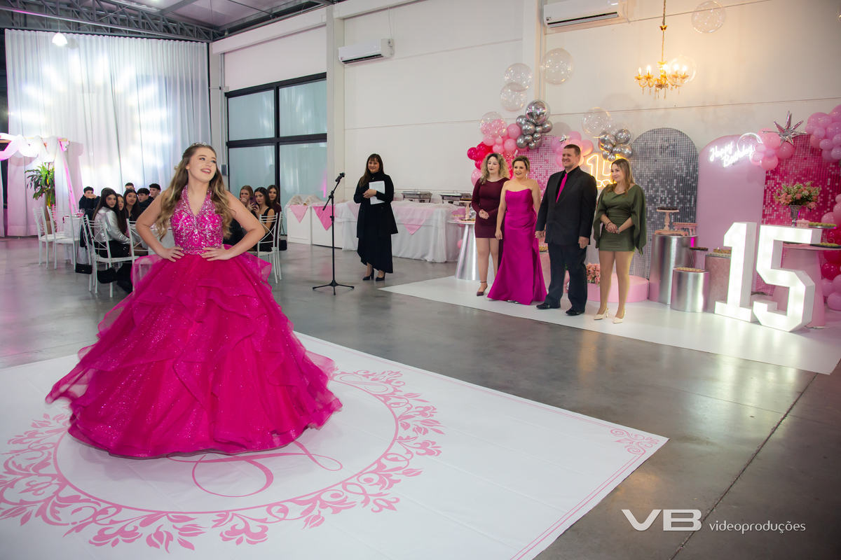 Aniversário 15 anos da Livia na Lika Festas em Veranópolis, cobertura fotográfica, sonorização, iluminação de VB Vídeo Produções