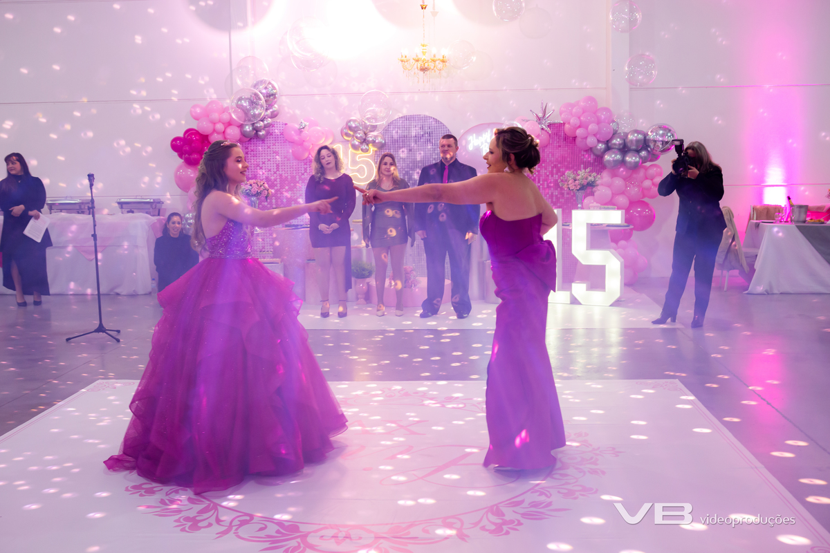 Aniversário 15 anos da Livia na Lika Festas em Veranópolis, cobertura fotográfica, sonorização, iluminação de VB Vídeo Produções