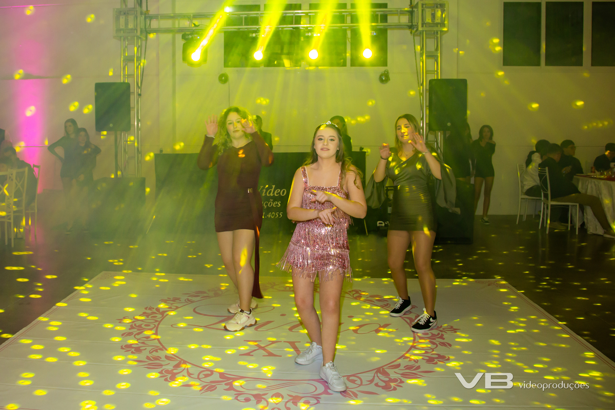 Aniversário 15 anos da Livia na Lika Festas em Veranópolis, cobertura fotográfica, sonorização, iluminação de VB Vídeo Produções