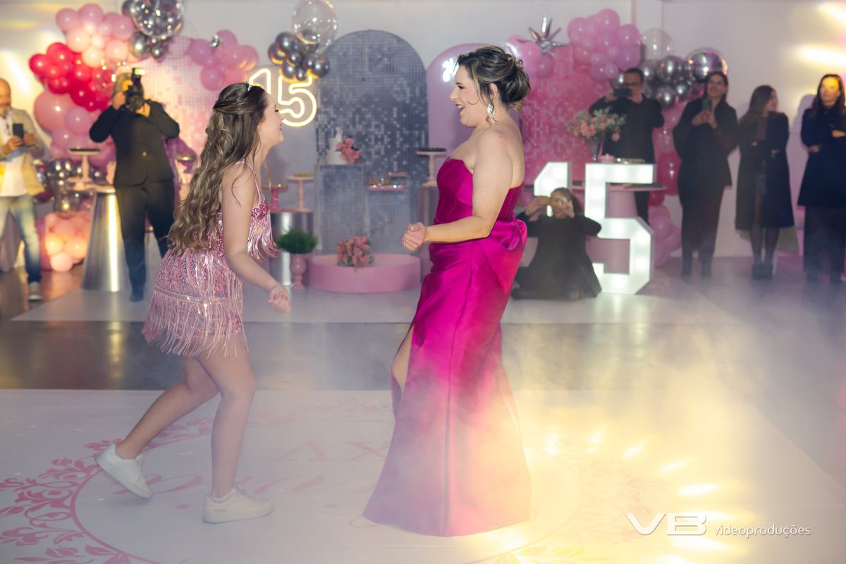 Aniversário 15 anos da Livia na Lika Festas em Veranópolis, cobertura fotográfica, sonorização, iluminação de VB Vídeo Produções