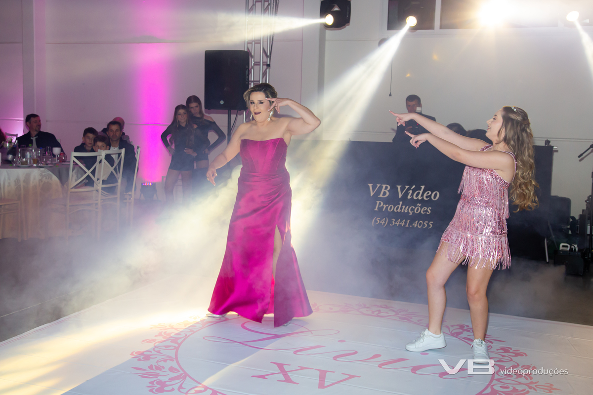 Aniversário 15 anos da Livia na Lika Festas em Veranópolis, cobertura fotográfica, sonorização, iluminação de VB Vídeo Produções