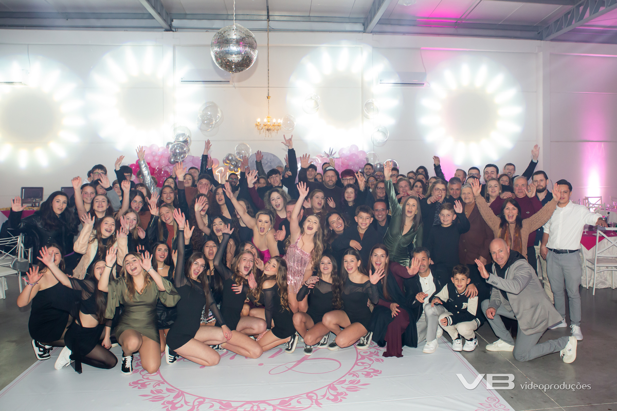 Aniversário 15 anos da Livia na Lika Festas em Veranópolis, cobertura fotográfica, sonorização, iluminação de VB Vídeo Produções