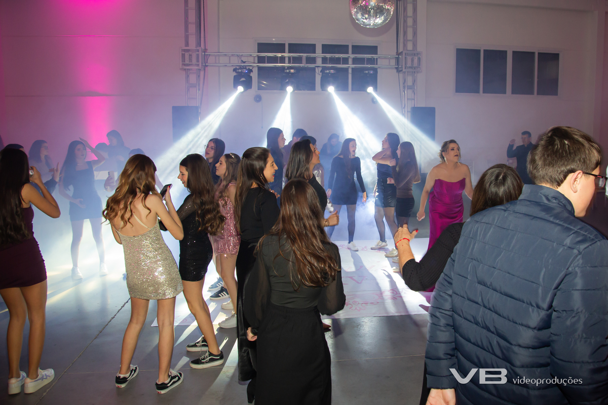 Aniversário 15 anos da Livia na Lika Festas em Veranópolis, cobertura fotográfica, sonorização, iluminação de VB Vídeo Produções