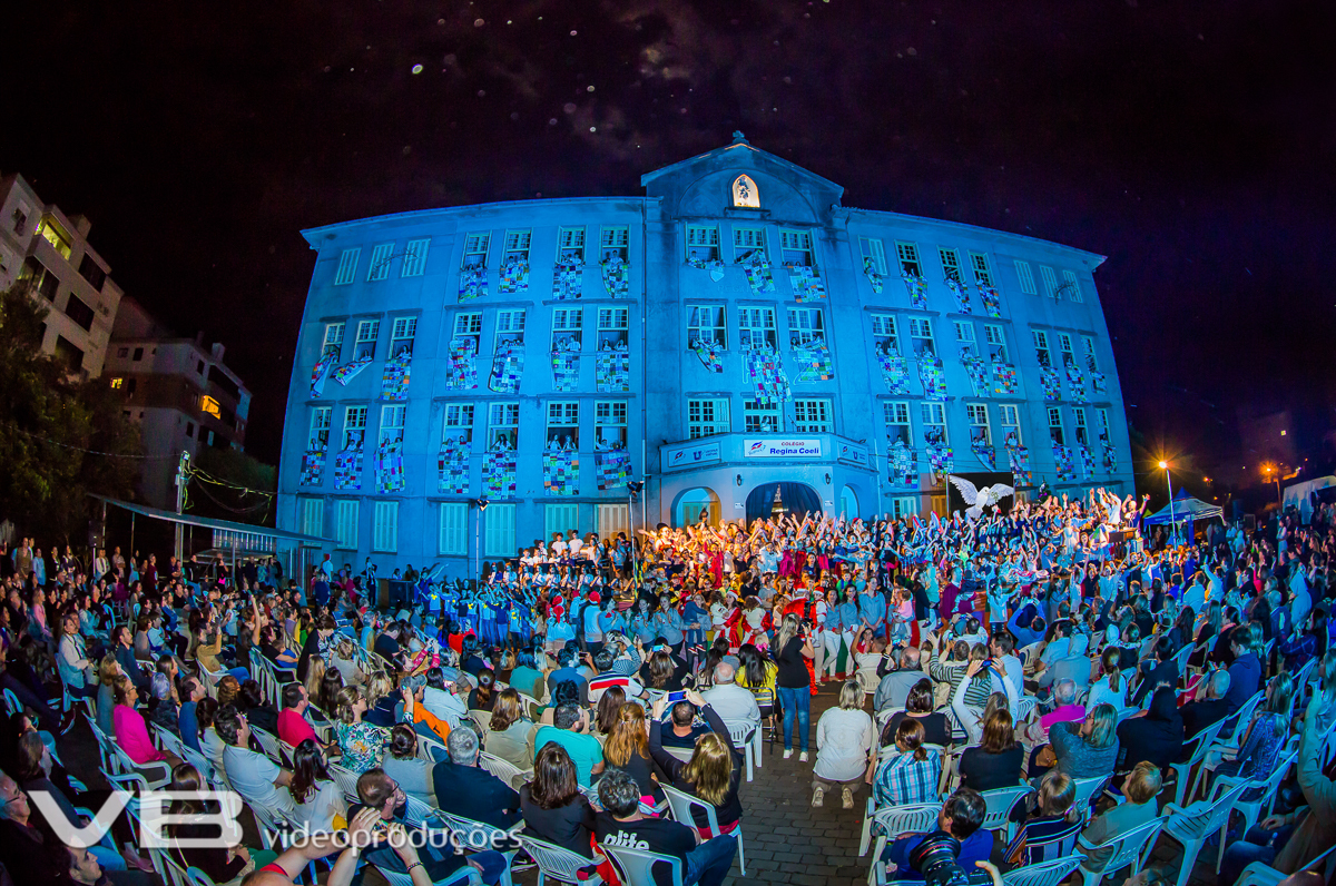 Espetáculo Retalhos de Vida e as colchas que serão doadas para entidades
