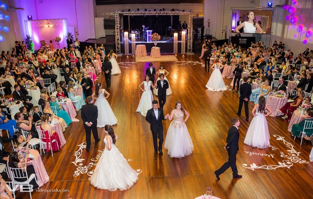 Valsa das debutantes com os pares