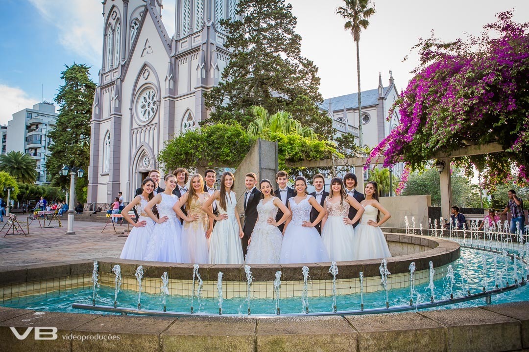 Debutantes na Praça XV de Novembro em Veranópolis