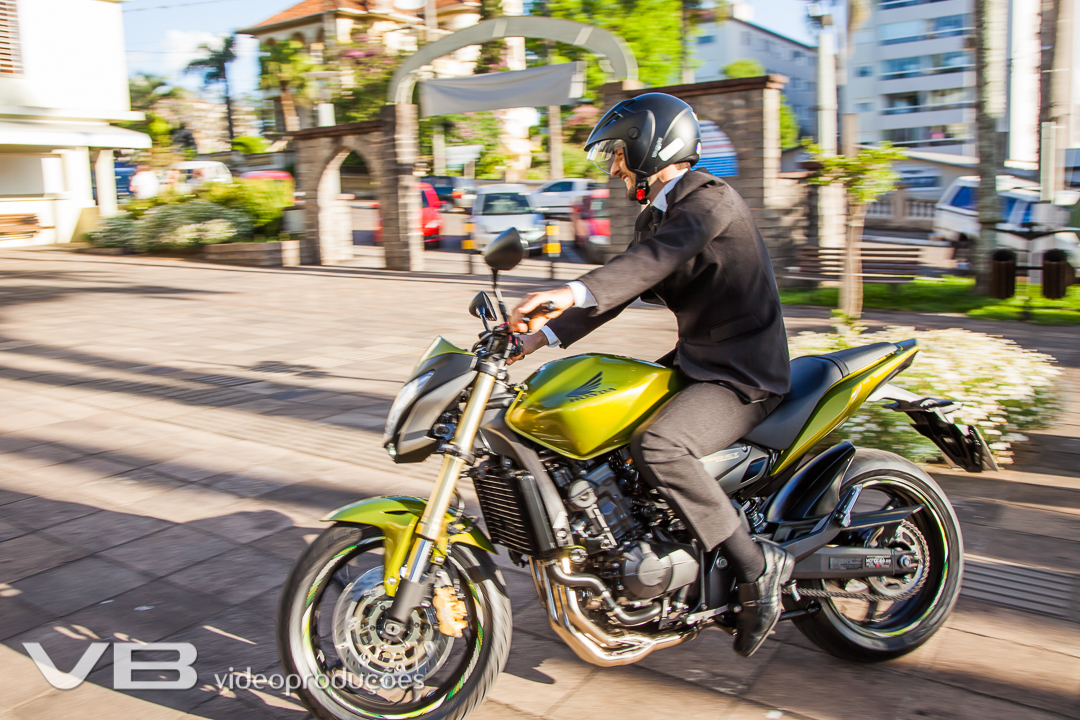 Noico chegando de moto na Gruta Nossa Senhora de Lourdes