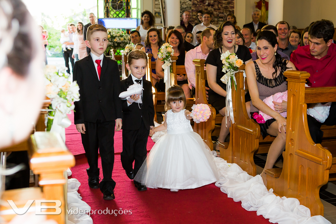 Pajens e aia levando alianças