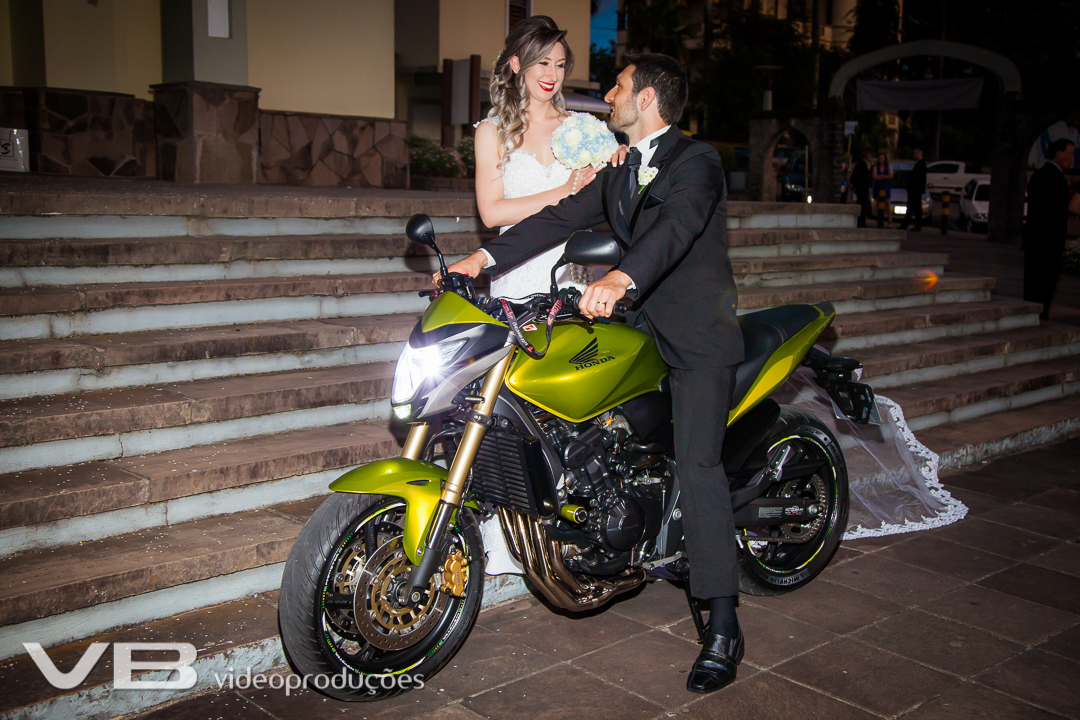 Noivos em moto