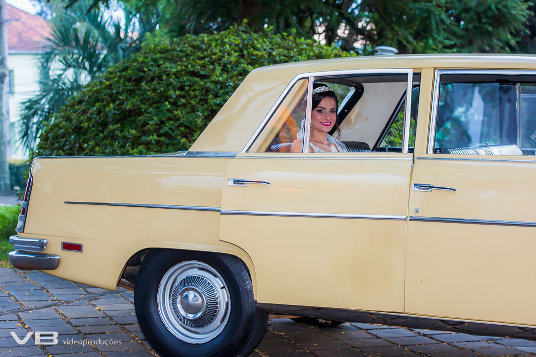 Noiva chegando de carro