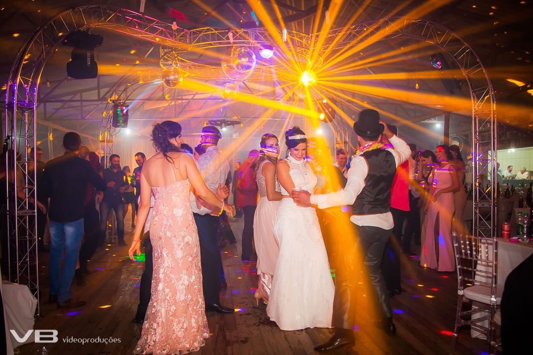 Estrutura de som e iluminação para casamentos