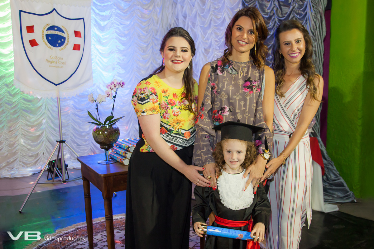 Formando Regina Coeli recebendo o canudo