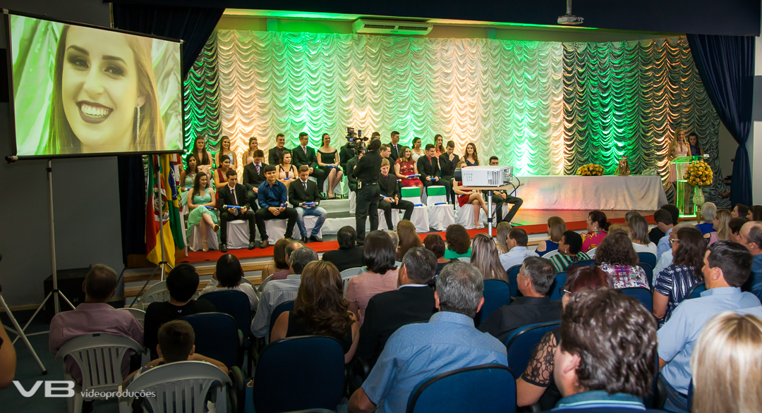 Transmissão ao vivo via telão Formatura Dosolina Boff