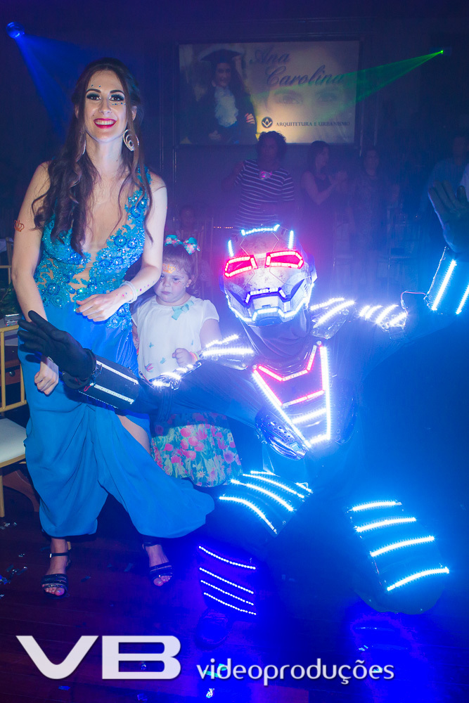 Formanda dançando com Robô de Led