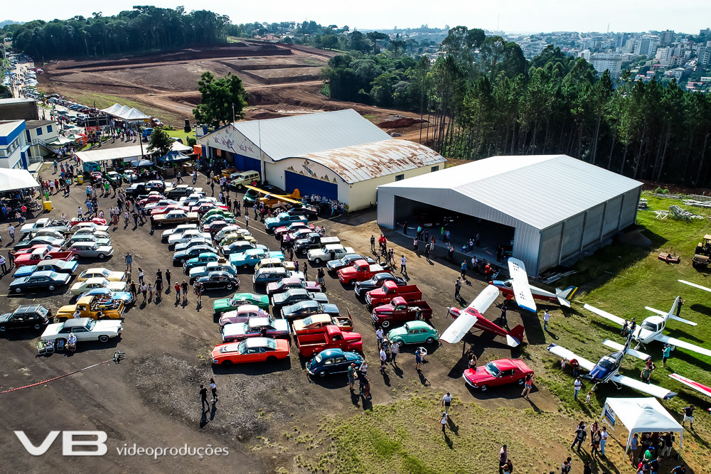 Encontro de Carros e Aviões antigos na Femaça em Veranópolis