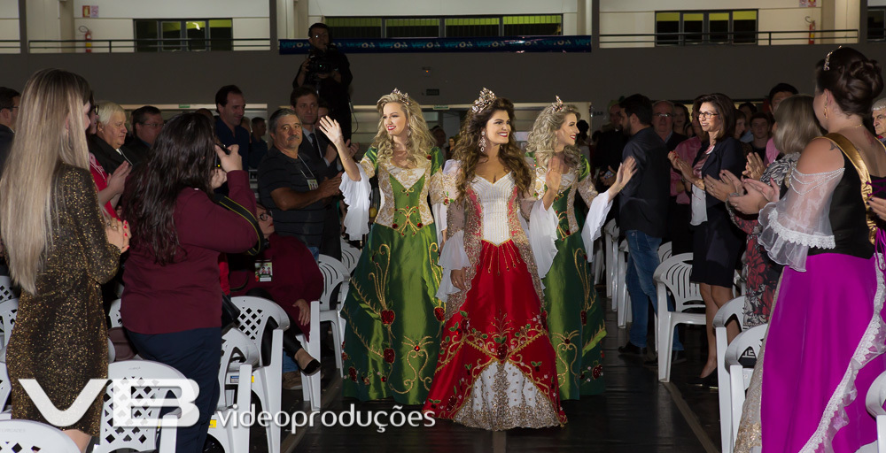Entrada da corte da X FEMAÇÃ na cerimônia de abertura