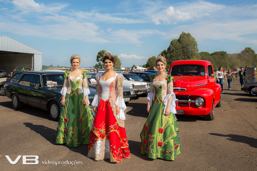 Soberanas da Femaçã no Encontro de Carros e Aviões antigos