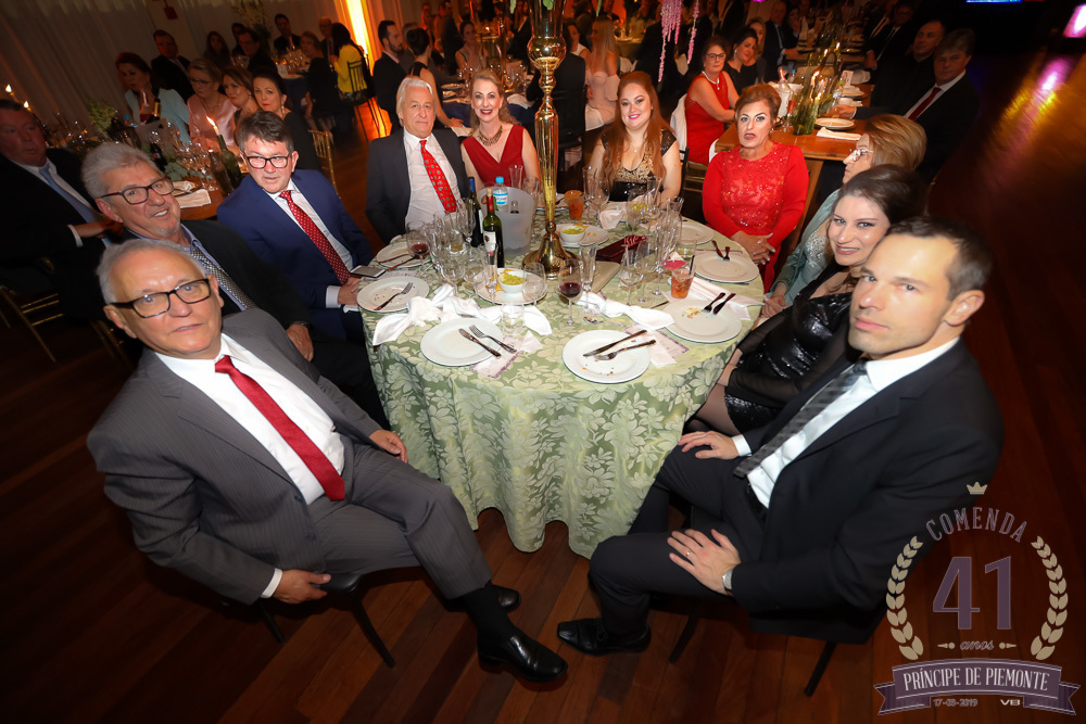 Mesa de convidados participando da Comenda Príncipe de Piemonte na SOAL em Veranópolis