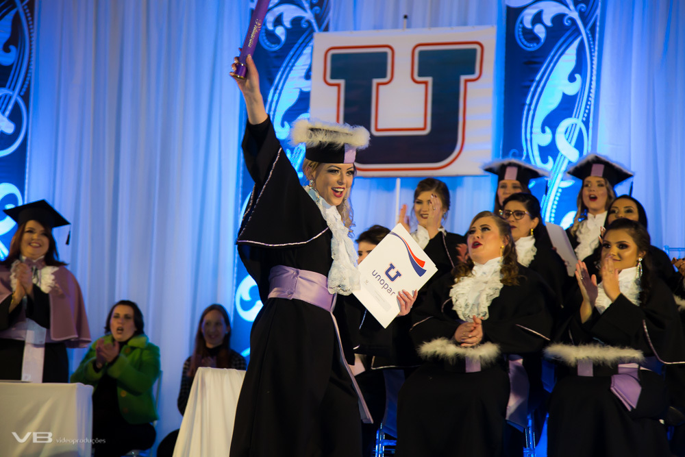 Formanda vibrando Formatura Unoapar Pólo Veranópolis