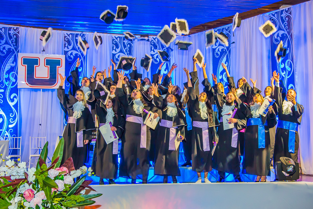 Formandos jogam capelo