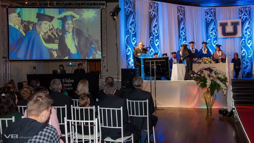 Formando recebendo canudo