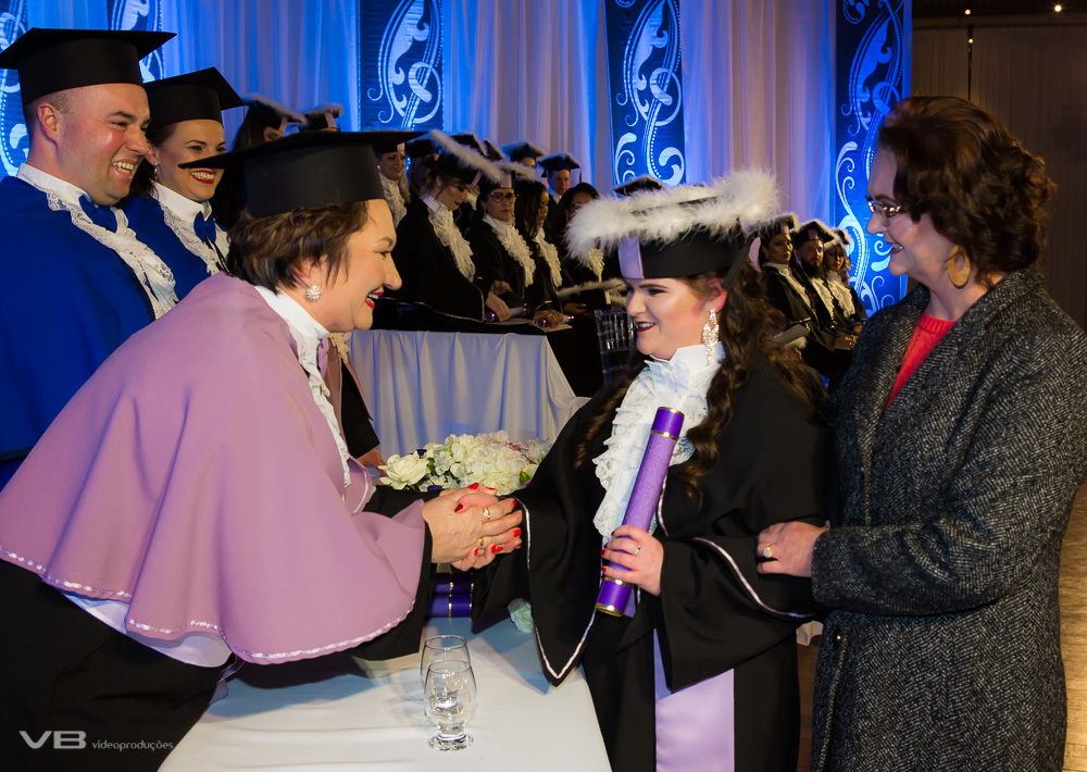 Formanda feliz ao receber canudo de Pedagogia