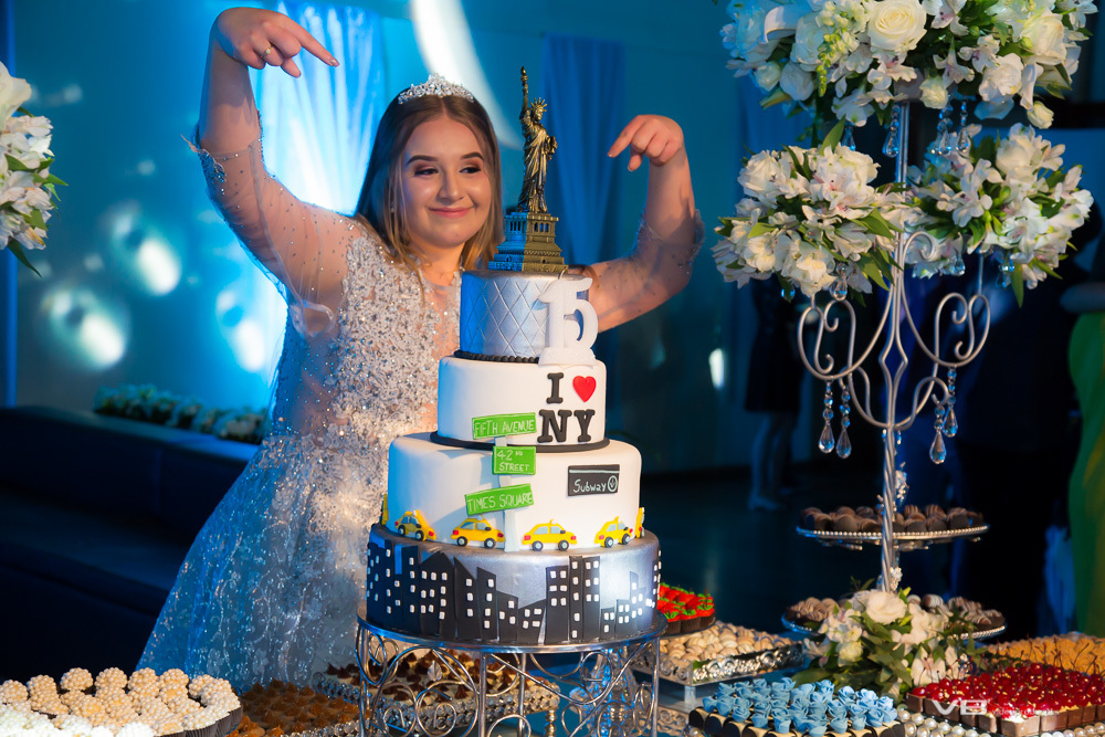 Camile Bissani, 15 anos, bolo temático de New York