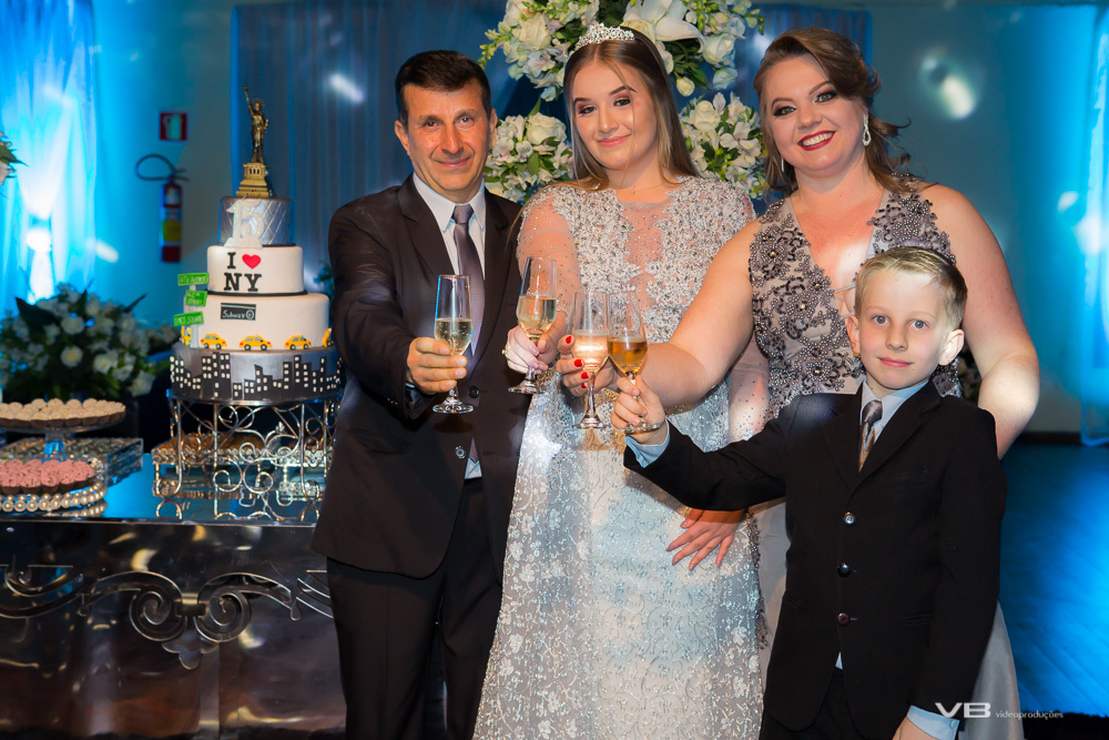 Camile Bisani, e sua família, aniversário de 15 anos na SOAL em Veranópolis