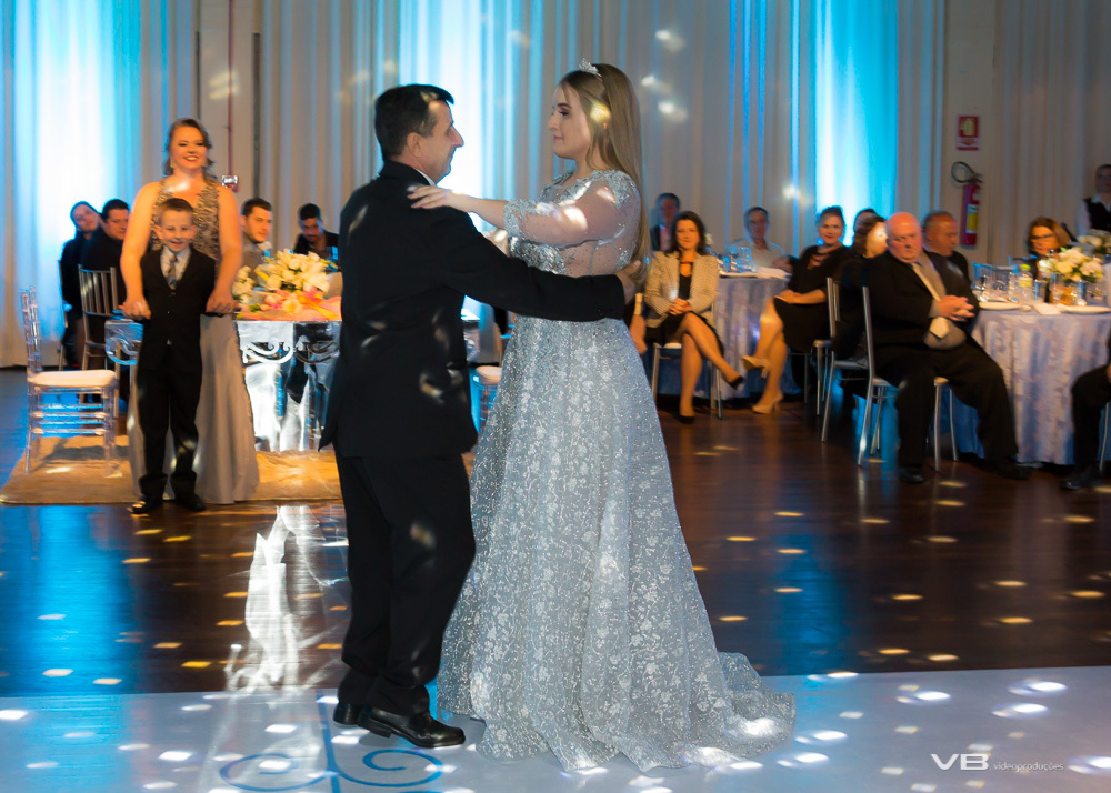 Valsa de 15 anos, Camile na SOAL em Veranópolis, estrutura completa de iluminação da VB Vídeo Produções