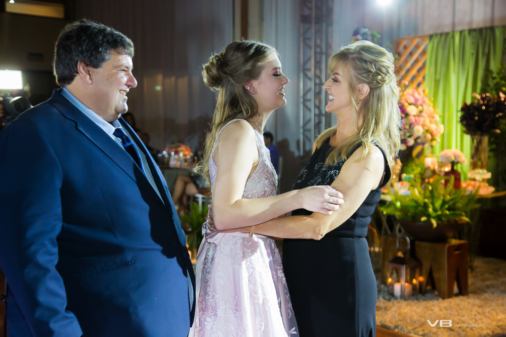 Anne com seus pais na festa de 15 anos