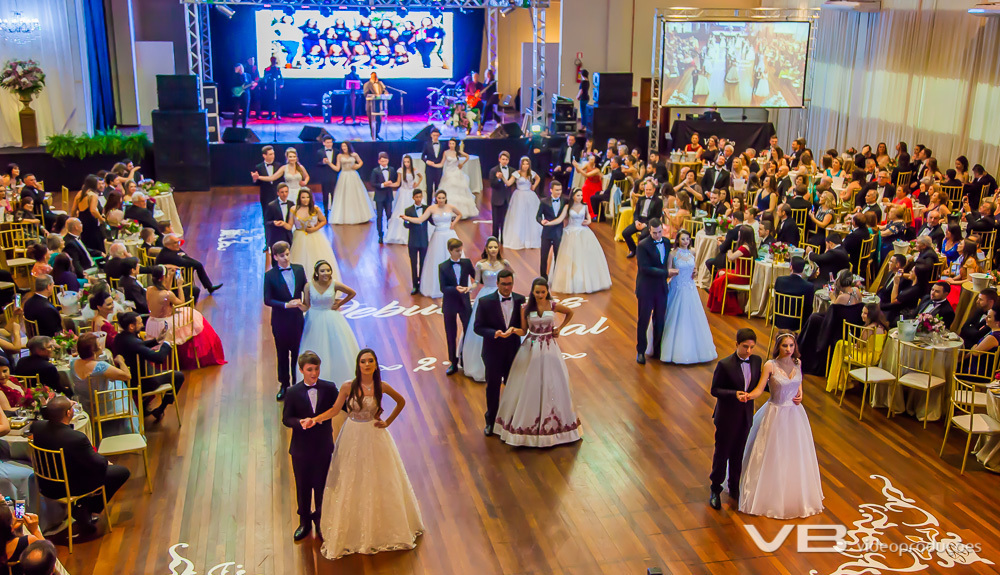 Dança das debutantes com os pares