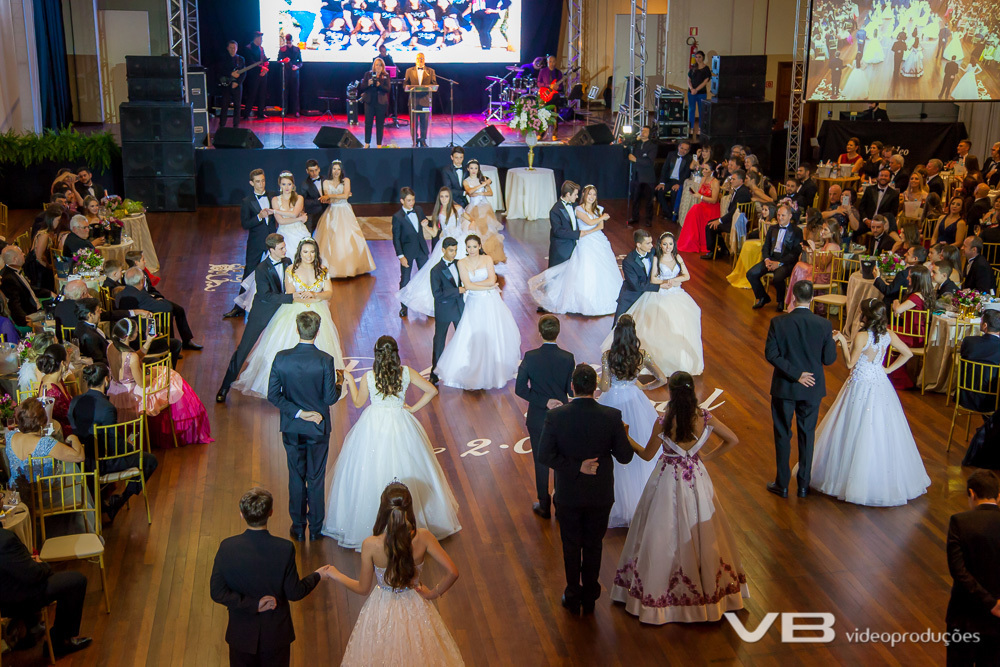 Coreografia das debutantes com os pares