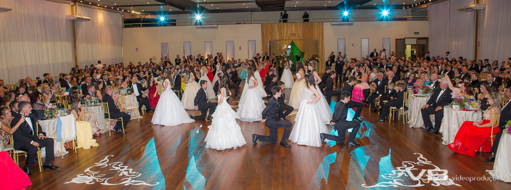 Valsa das Debutantes com os pares na SOAL em Veranópolis
