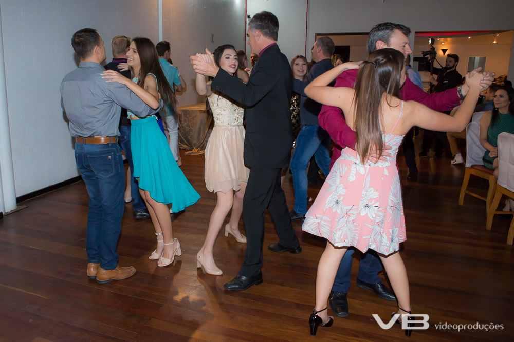 Valsa com os pais no Coquetel das Debutantes SOAL 2019