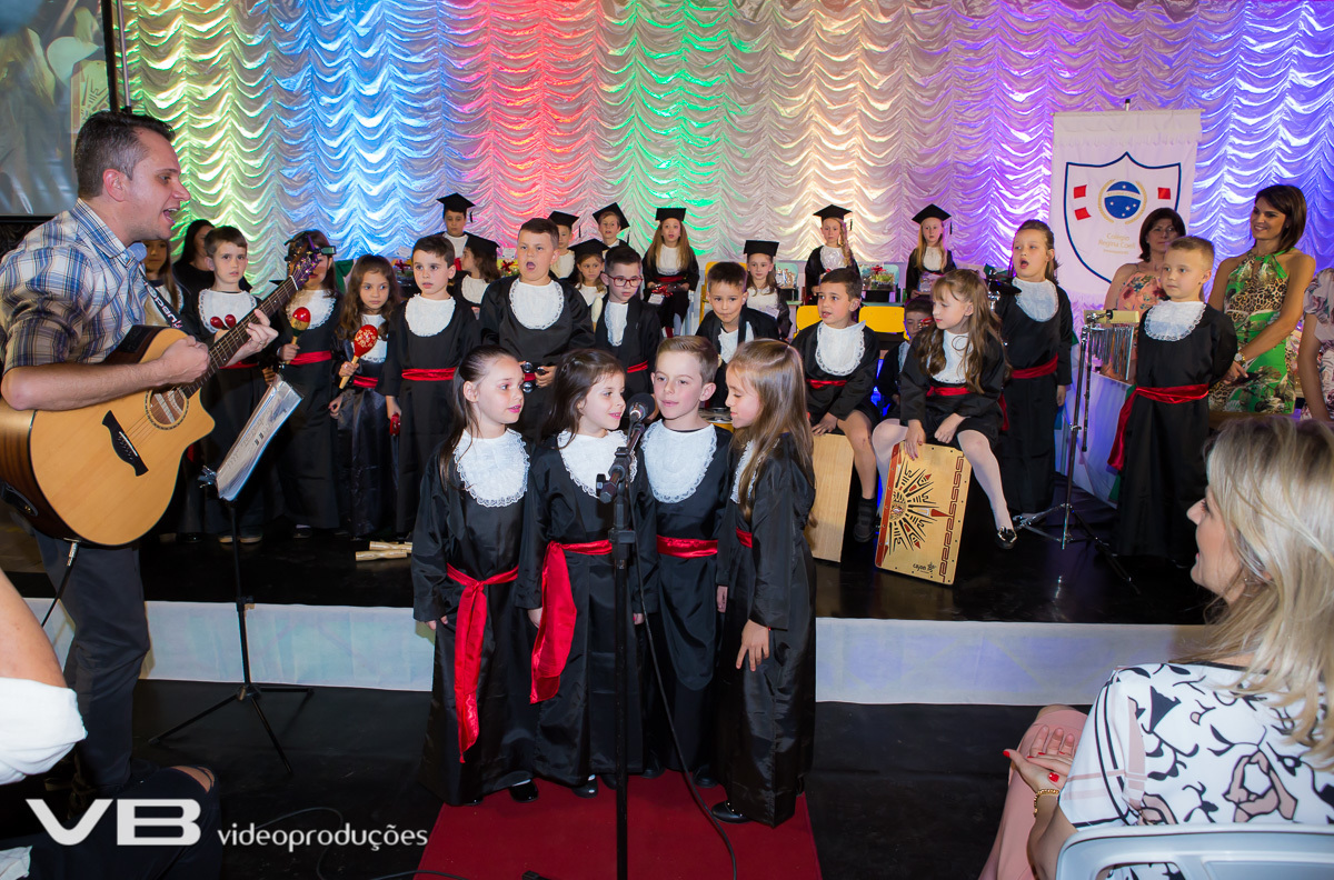 Formandos fazendo apresentação para o público