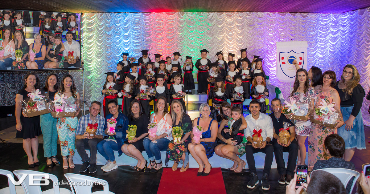 Formandos, professores e direção da Escola Regina Coeli