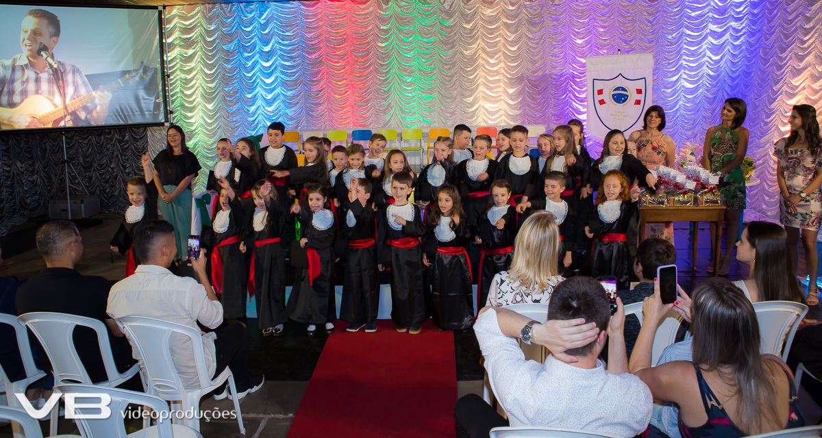 Formandos do Pré do Colégio Regina Coeli Veranópolis