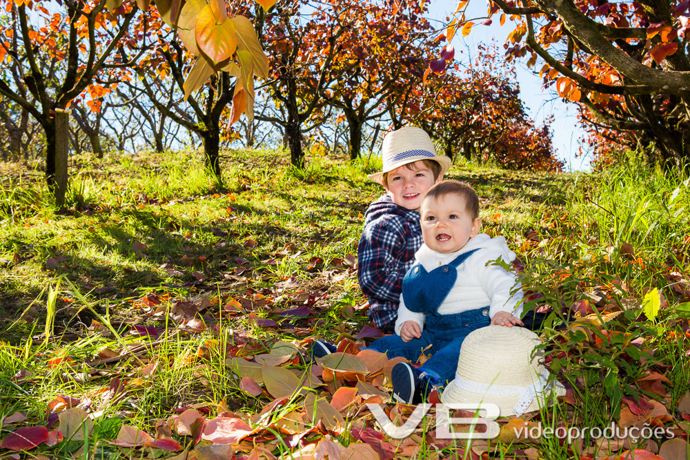 Crianças em meio a paisagem de outono