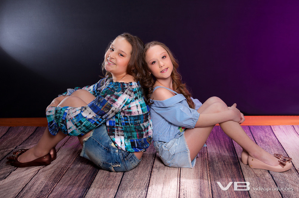 Irmãs gêmeas no estúdio
