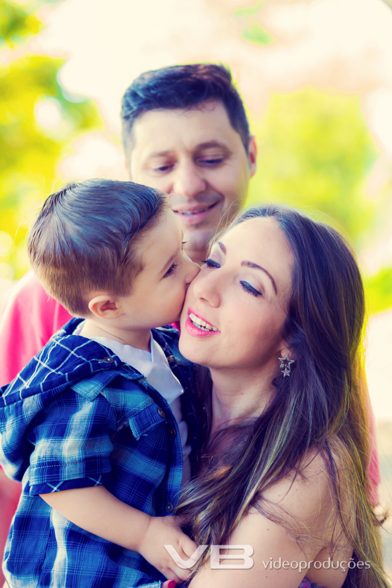 Criança beijando a mãe