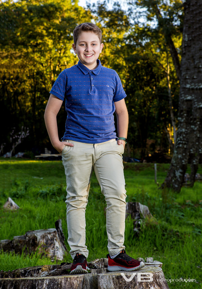 Menino em sessão externa