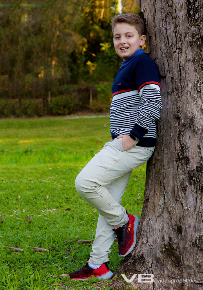 Foto de menino com por do sol