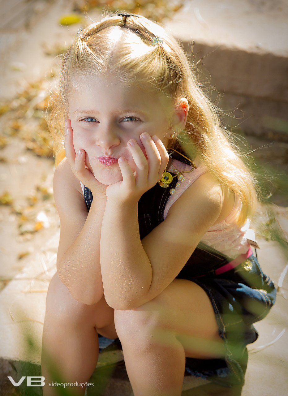 Menina loirinha linda