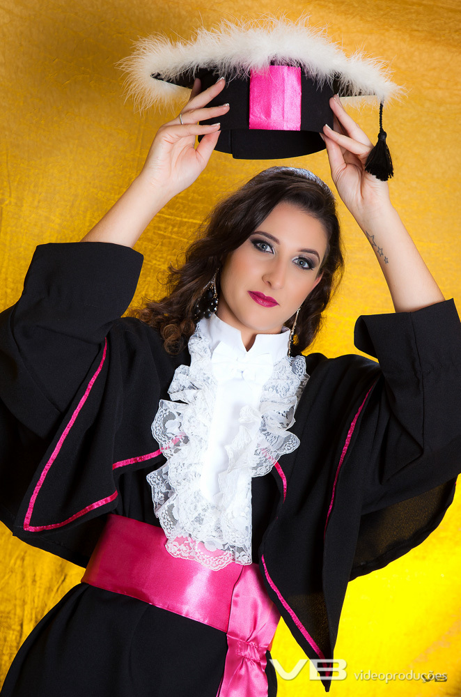 Toga completa para as fotos de estúdio