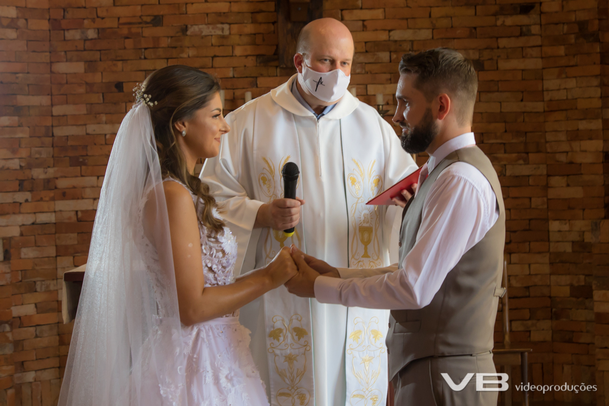 Padre realizando o casamento