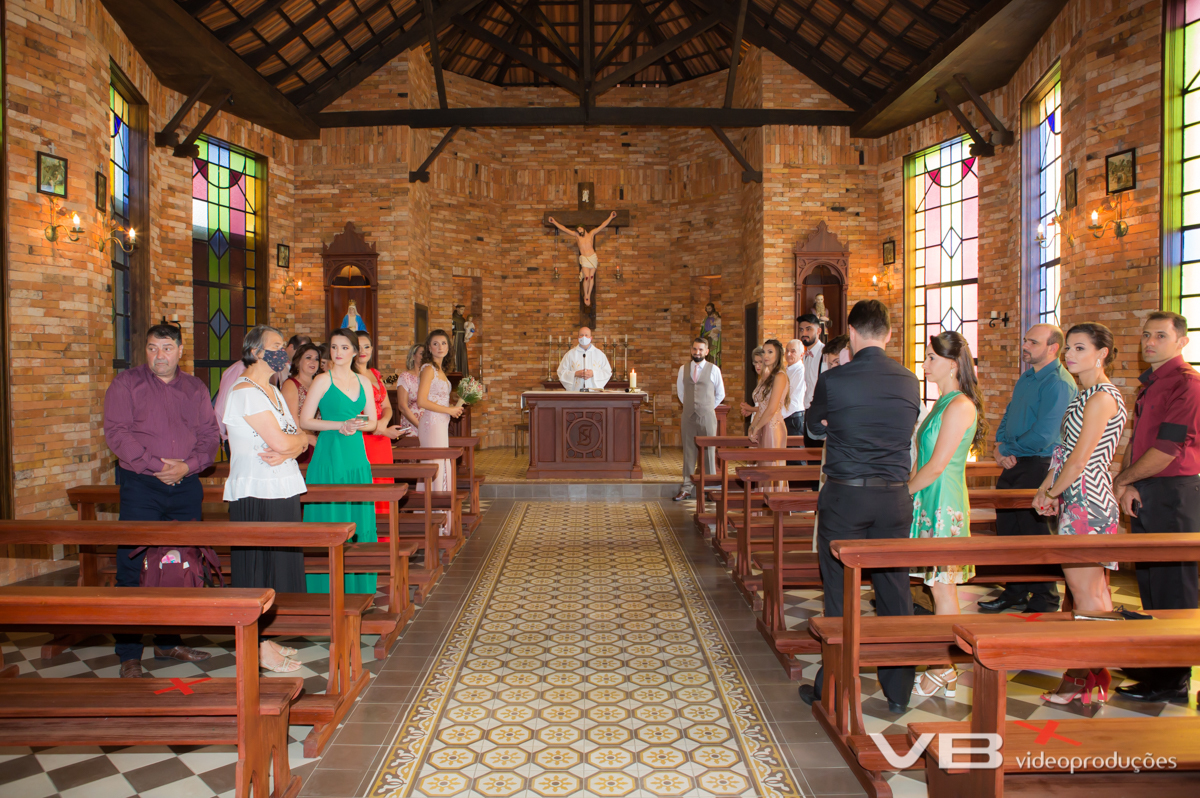 Noivo aguardando a noiva