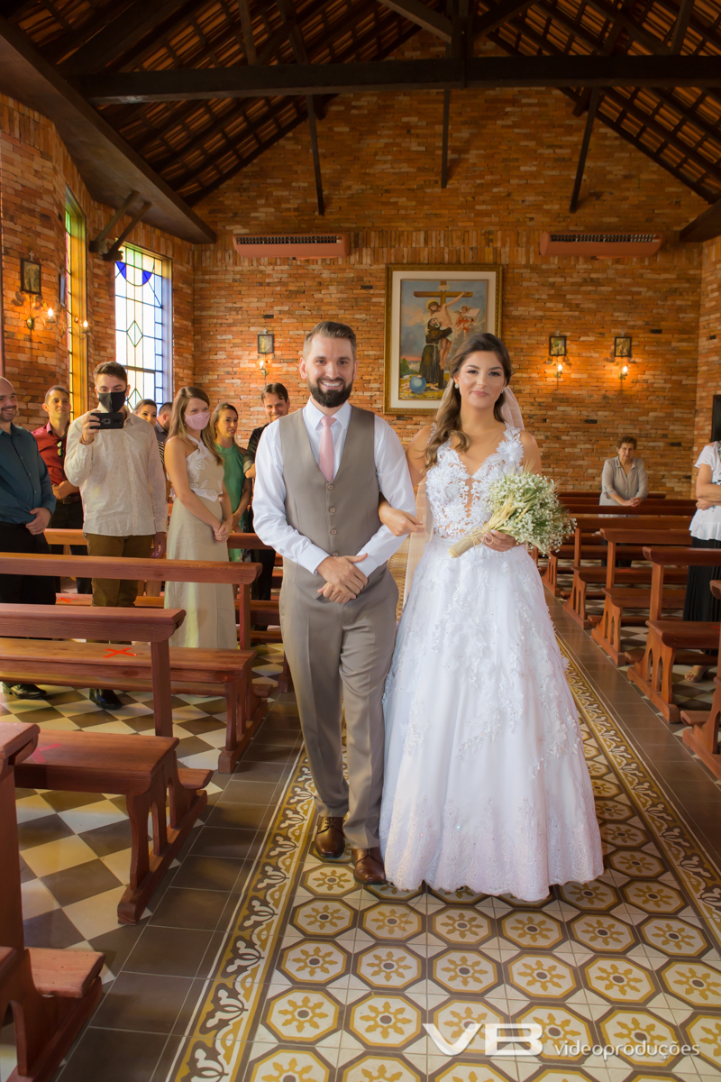 Noivos entrando na Igreja